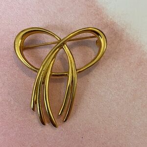Elegant Gold-Tone Ribbon Brooch